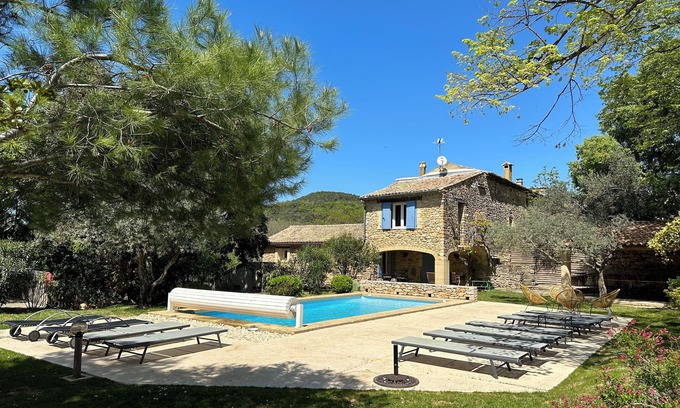 Saint Michel d'Euzet Otro | Mas 18 personnes, in the middle of vineyards, large fenced garden, swimming pool