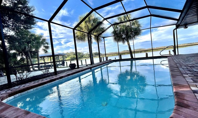 Old Homosassa Casa | Mason Creek Lodge - Waterfront Pool Home - Fishing - Scalloping