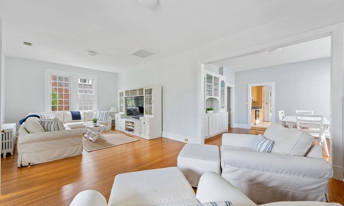 Taylor Run Casa | Metro, Historic District in Alexandria City, walk to Old Town, parking