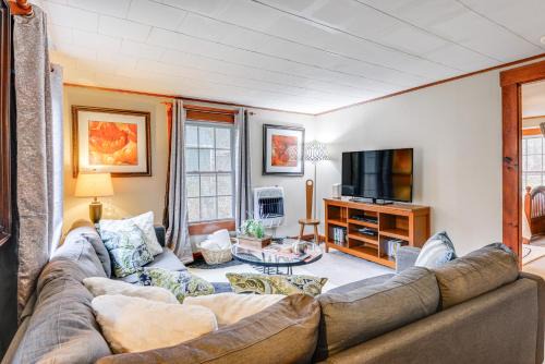 Ashby Casa | Massachusetts Cabin Rental Near Hiking and Skiing!