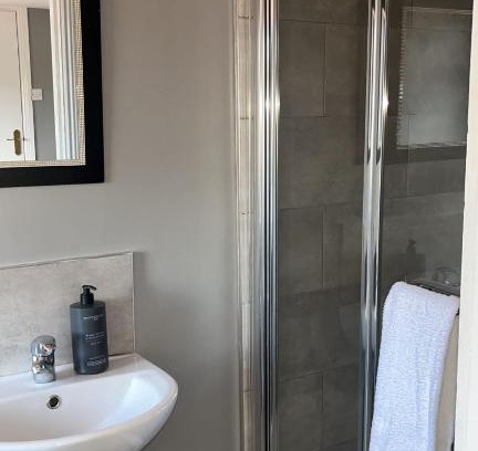 Belfast Casa | MASSIVE 4 Bed home walking distance to the City lights, perfect for business trips
