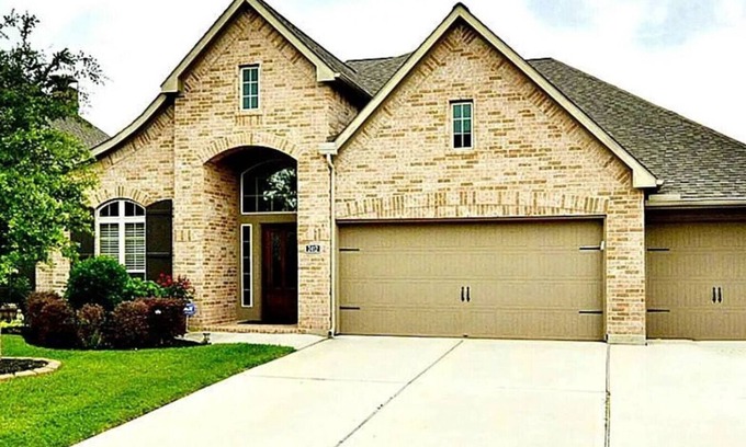 Houston Casa | Massive 4 bedroom in great neighborhood!