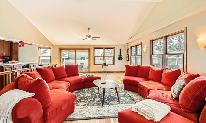 Lake Zurich Casa | Massive 4BR, 4-level 3,300 sq ft House, WiFi + Pool Table