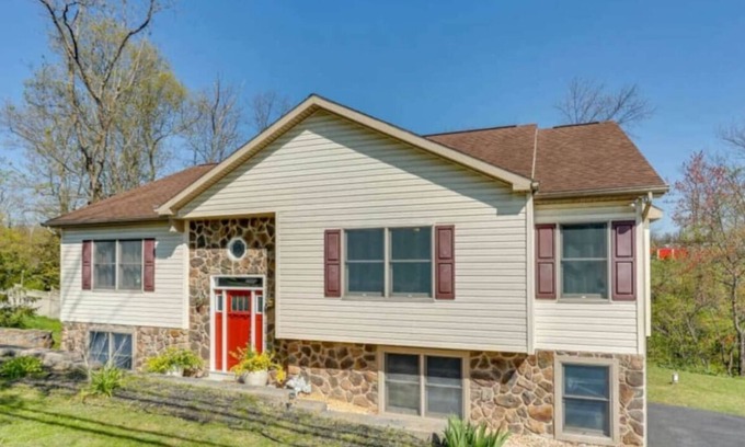 Harrisburg Casa | Massive 6 bedroom with Hot Tub!