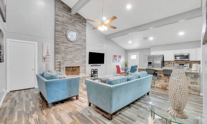 Leon Valley Casa | Massive 9 Bedroom Retreat in Great Location | San Antonio