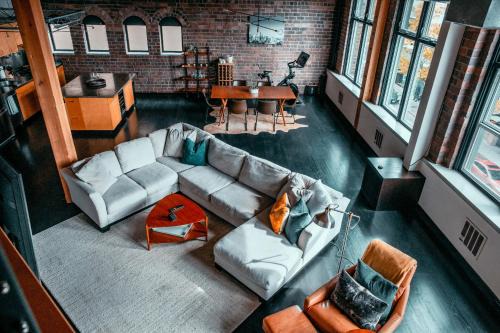 Belltown Apartamento | Massive Downtown Seattle Condo - Free Parking!