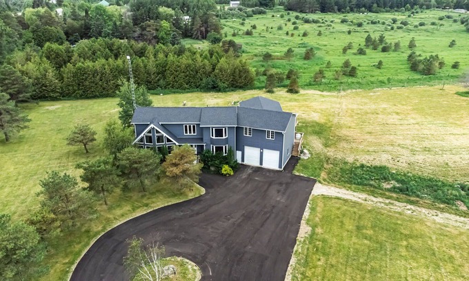 Amaranth Otro | Massive farmhouse with 10 acres land in Orangeville area.
