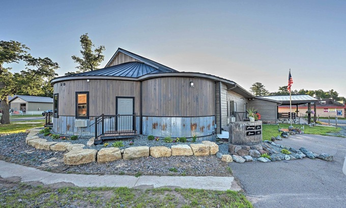 Hatfield Cabina | Massive Hatfield 'Loon Lodge' w/ Roller Rink