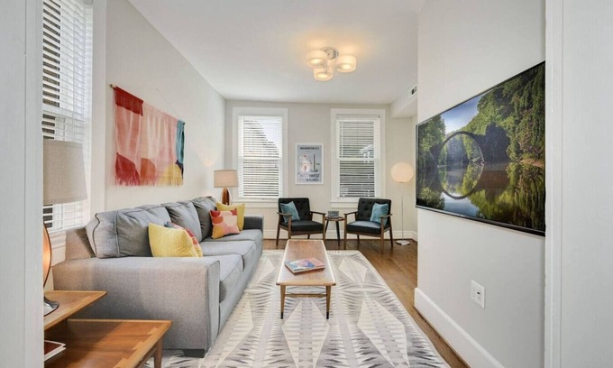 Park View Casa | Massive Mid-Century Marvel: 5 Bedrooms and Parking