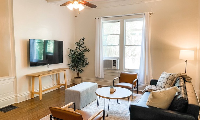 Lenox Apartamento | Massive Penthouse Style Apartment, indoor basketball hoop!