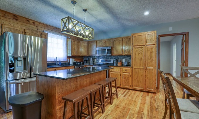 Alexander Cabina | Massive Real Cabin! 3500 SF, Up to 16 guests! Mountain Views, Firepit, HOT TUB!