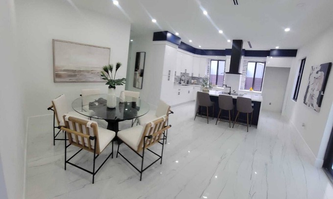 El Portal Casa | Massive rooms and living spaces. Great for