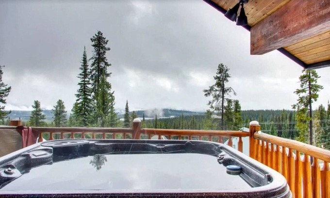 Big White Ski Resort Casa | Massive Views, Ski-In/Out *Nordic Spa - Hot Tub & Sauna* BBQ, Games, Sleeps 12