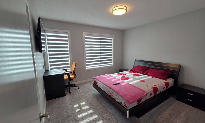 Southwest Edmonton Casa | Private Master Bedroom in Shared Home | Ensuite, Walk-In Closet | Near Airport.