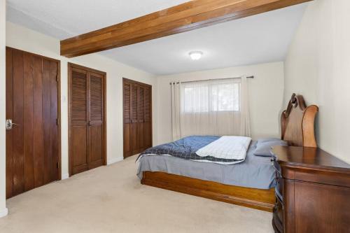 Ladner Casa | Master bedroom with spacious bathroom