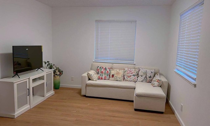 Pleasant Hill Casa | Master guest suite in Pleasant Hill