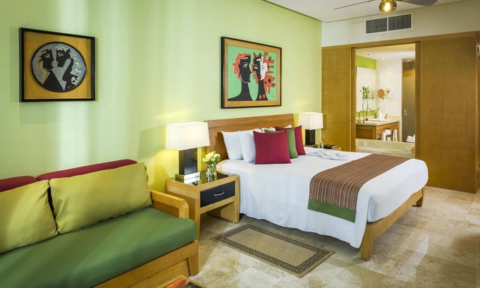 Yucatan Complejo | Master Suite: jacuzzi tub, private plunge pool, and beautiful views from balcony