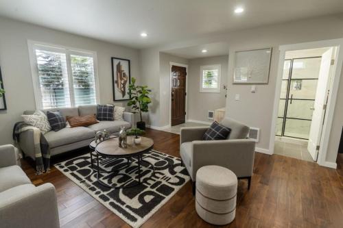 Parkland Casa | Master Suite with King Size Bed.