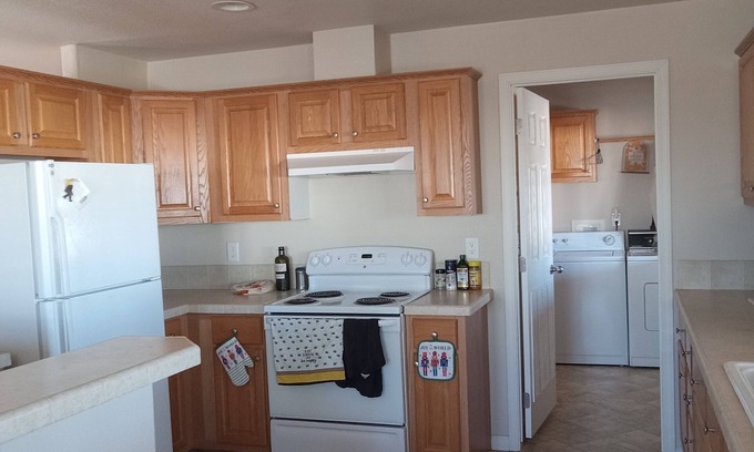 Quartzsite Cama Y Desayuno | Master suite with private bathroom, as well as shared, living, kitchen, WiFi