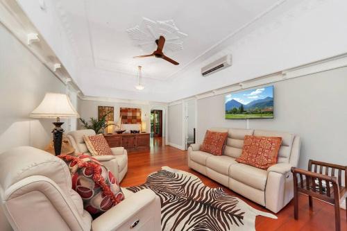 Cairns North Casa | Masterfully Restored Queenslander Near Esplanade