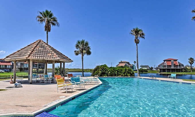Matagorda Casa | ¡NUEVO! Matagorda Townhome w / Deck, Views, Pool Access