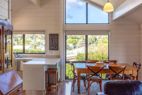 Oneroa Casa | Matai Cottage in Oneroa with Sea Views