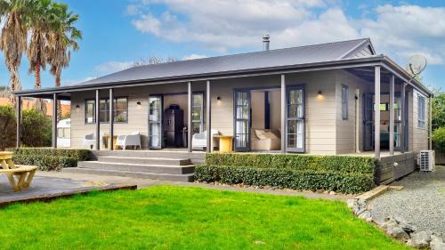 Matakana Casa | Matakana Village Central - Modern Holiday Home