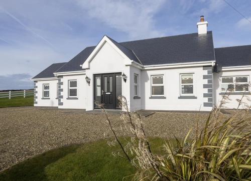 Doonbeg Casa | Matthews Cottage Doonbeg sleeps 6 by Trident Holiday Homes