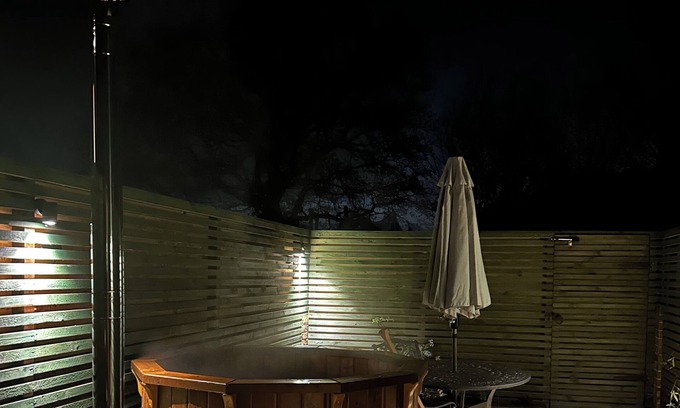 Bletchingley Casa | Mattie's Loft - peaceful, tranquil, private garden/hot tub, swimming lake.