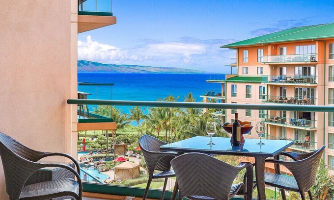 Honokowai Condominio | Maui Resort Rentals: Honua Kai Konea 615 - Estudio en el sexto piso con vistas completas al mar.