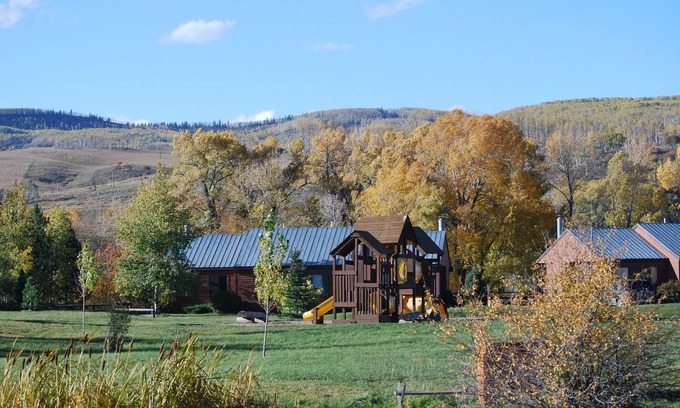 Clark Cabina | Maverick - 2 bedroom, 2 bath cozy cabin with kitchen. Has park and pond views