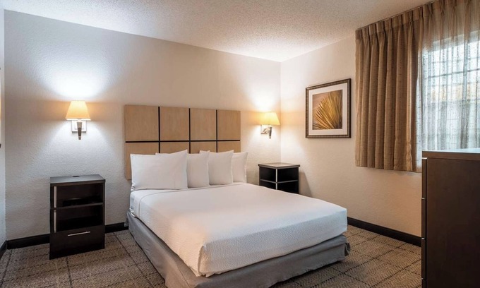 Park Central Hotel | Maximum Comfort! w/ Full Kitchen, Free Parking, Near Museum of Biblical Art