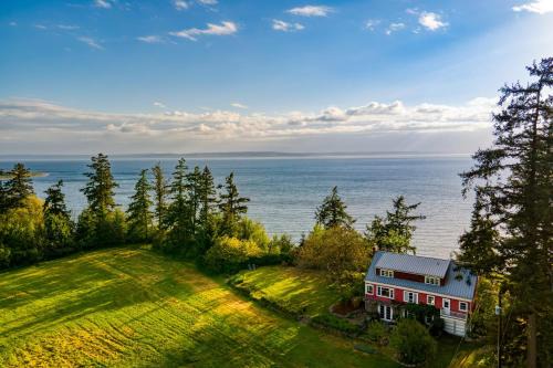 Clinton Casa | Maxwelton Aerie Bluffside Retreat w Sweeping Puget Sound Views Firepit