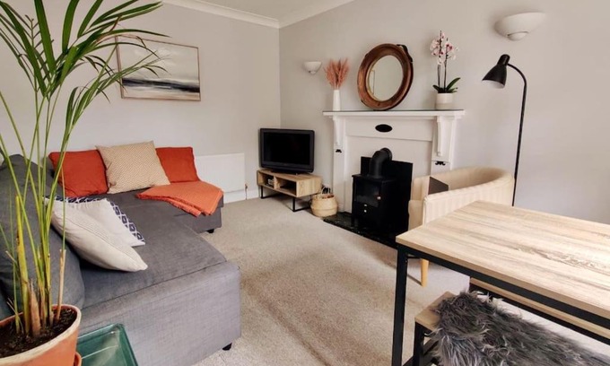 New Forest District Apartamento | May Cottage - Heart of Vibrant Village & 10 mins Walk to Beach