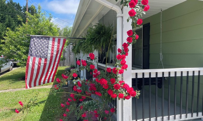 Mount Airy Casa | Mayberry Front Porch - 0.5 miles to downtown Mayberry