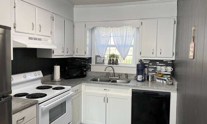 Mount Airy Casa | 🏚️ Mayberry’s Serenity Villa.. IfIT Bike, Hammock, Massage Table, Firepit