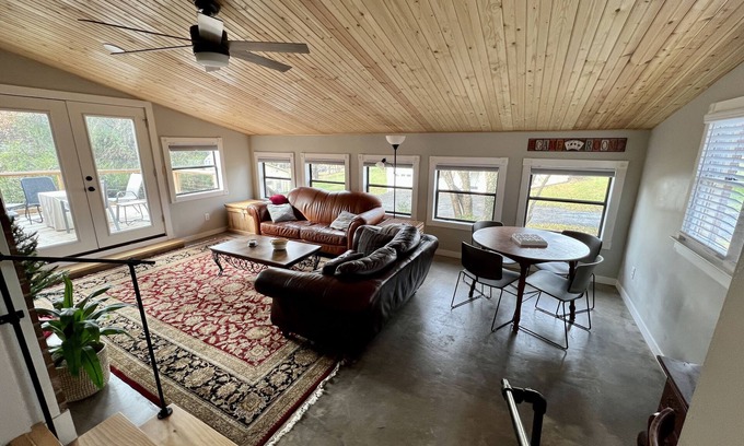 Mount Airy Casa | Mayberry’s Best! Peaceful, Bonus Room, Deck, Huge Yard, 5 min to downtown