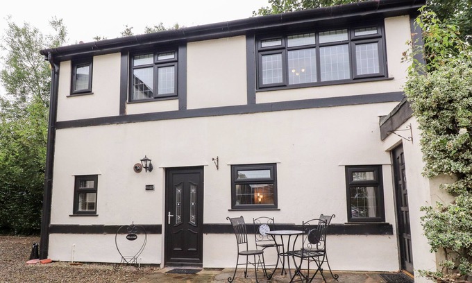Blackpool Casa | MAYFIELD COTTAGE, family friendly, with pool in Blackpool