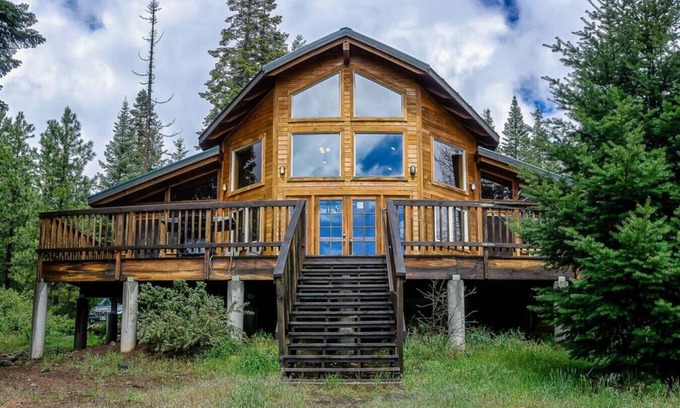Ashland Cabina | Mayfield Gardens Cabin w/ Jacuzzi and Wood Stove at Green Springs Inn