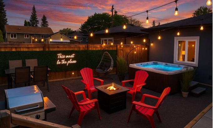 Jasper Place Casa | *Mayfield Manor*Hot Tub*KingBed*FireTable*BBQ*Wifi
