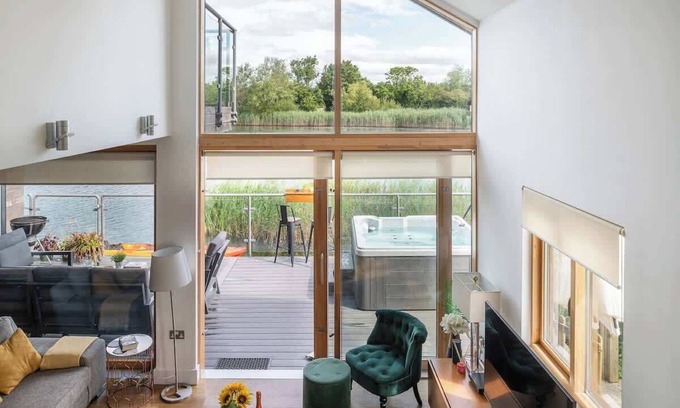 Ampney Crucis Casa | Mayflower, lakeside, hot tub