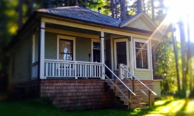 Mayne Island Casa | Mayne Island - "Millie" 1907 Reciclado Carácter Inicio, playa y delicia del navegante.