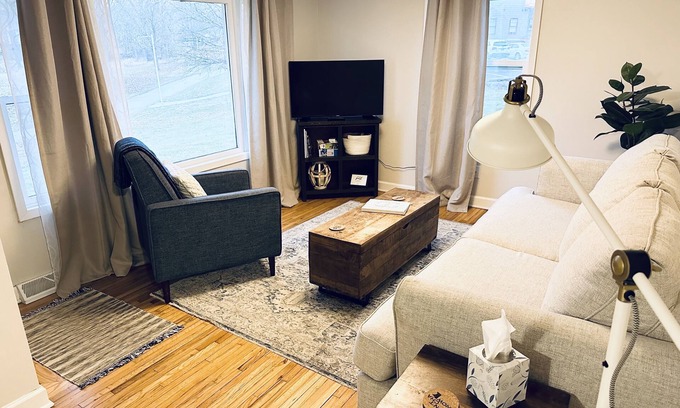 Kutzky Park Casa | Mayo Discount! 2 main floor bedrooms and bath. Recliner. 6 blocks to Mayo Clinic