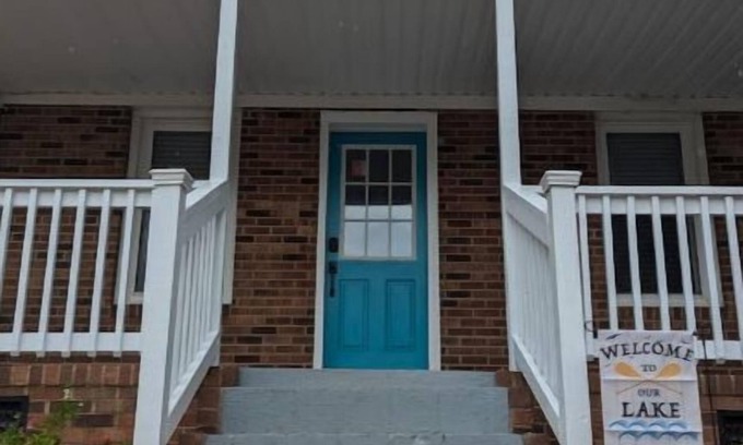 Roxboro Casa | Mayo Lake Getaway