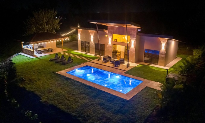 Peñas Blancas Casa | Mayoli Hill Family Villa Private Pool & Volcano View
