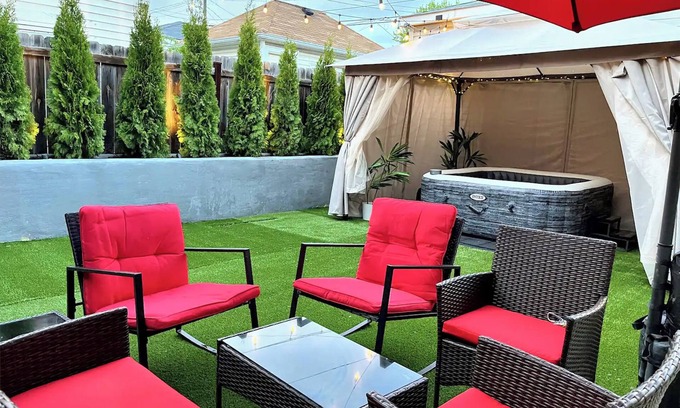 Bridgeport Casa | Beautiful Manor, Zen Garden Oasis only 10 min from Downtown, Chicago