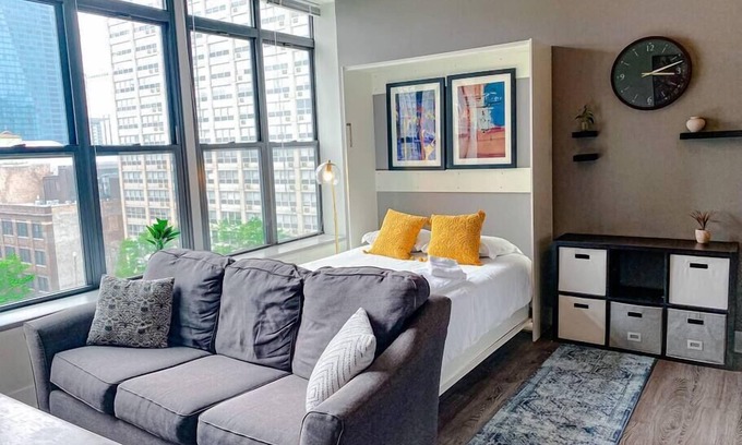 Near South Side Apartamento | McCormick Place Designer Studio with optional parking for up to 4 guests