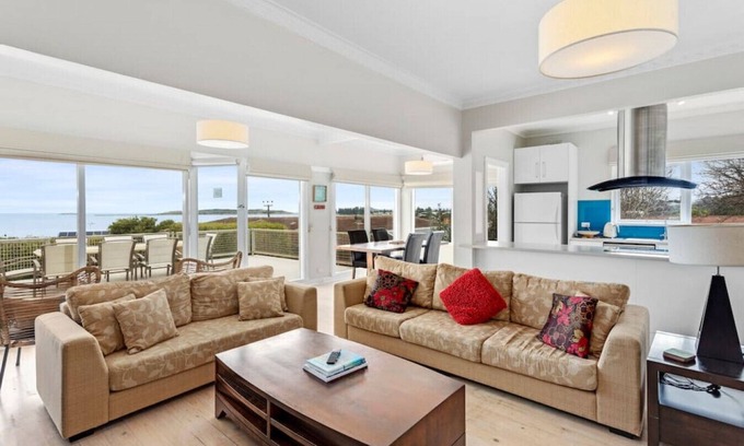 McCracken Casa | McCracken Cottage with Harbour Views