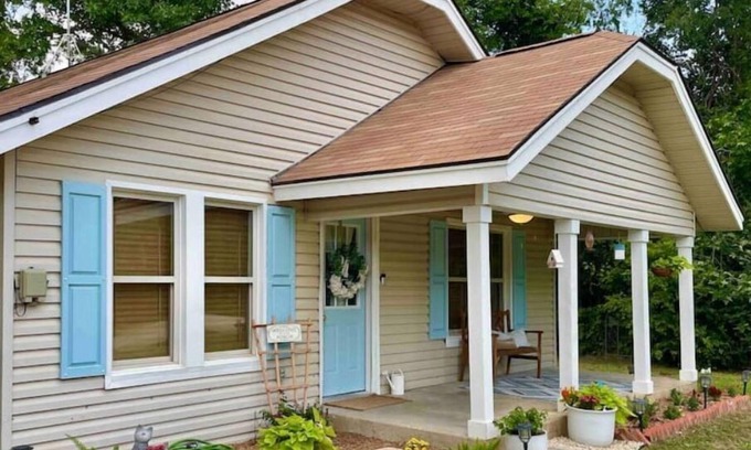 Hico Cabaña | McDonald Cottage - Peaceful Backyard w/ Fire Pit