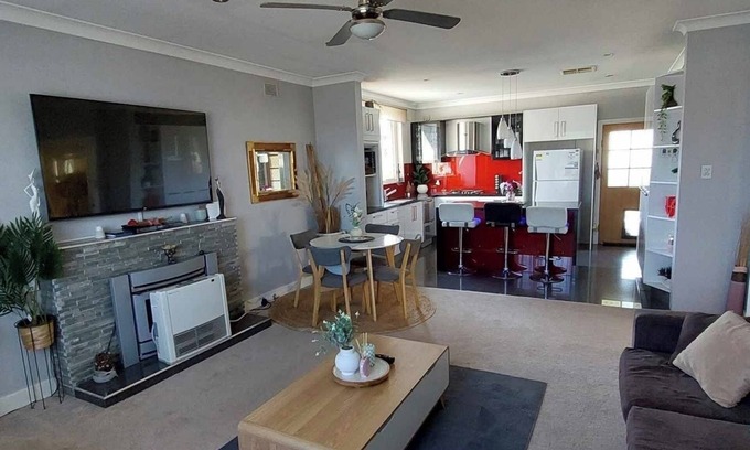 Broken Hill Casa | McGowen Accommodation Family & Pet Friendly just a short walk to the local pool